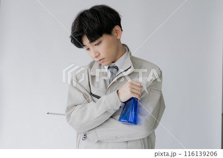 悩む清掃系男性 悩む清掃系男性 116139206
