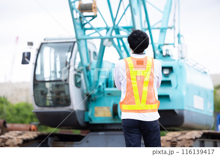 工事現場で働く作業員 工事現場で働く作業員 116139417