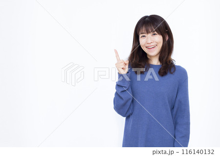 人差し指を立てる女性 116140132
