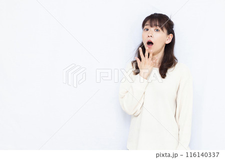 ビックリおどろく女性 116140337