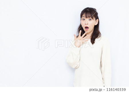 ビックリおどろく女性 116140339