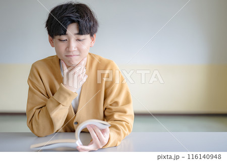 本を読む若い男性 116140948