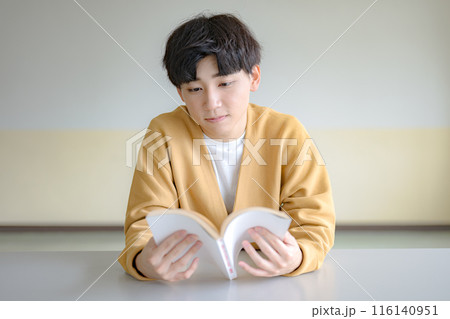 本を読む若い男性 116140951