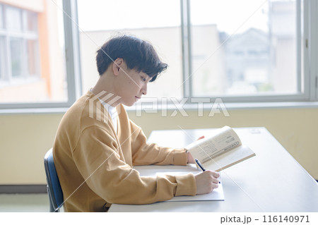 勉強する若い男性 勉強する若い男性 116140971