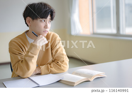 悩む勉強中の私服男性 116140991