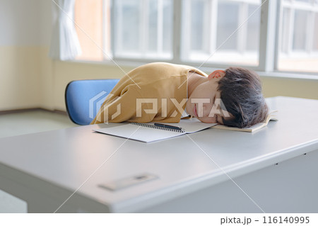 眠る私服男性 116140995