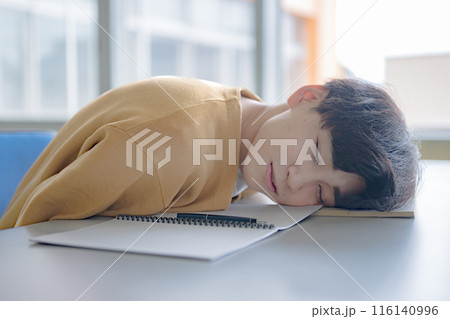 眠る私服男性 116140996