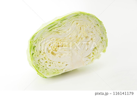 半分に切ったキャベツ 半分に切ったキャベツ 116141179