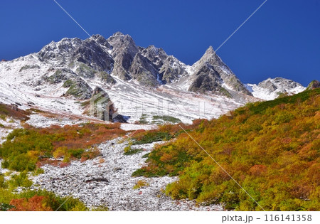 涸沢カールの紅葉と涸沢岳 116141358