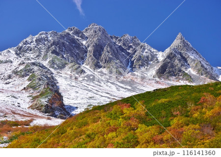 涸沢カールの紅葉と涸沢岳 116141360
