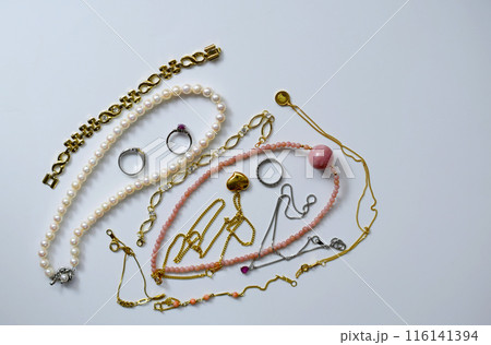 テーブルに並べたアクセサリー、白バックに豪華な宝飾品 116141394