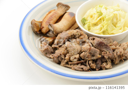 豚肉とエリンギのハーブソテーとキャベツのマスタード和え 116141395