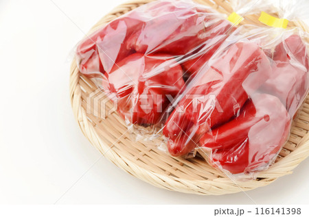 透明袋に入った赤ピーマン 116141398