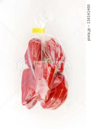 透明袋に入った赤ピーマン 透明袋に入った赤ピーマン 116141400