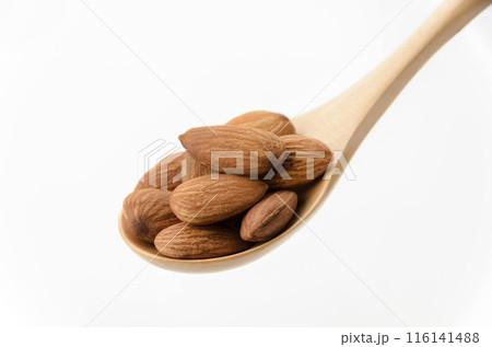 木のスプーンに乗せたアーモンド 木のスプーンに乗せたアーモンド 116141488