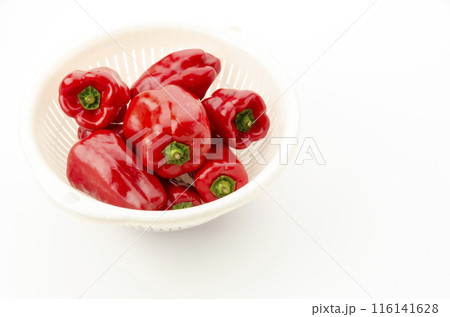 水切りザルに入った赤ピーマン 116141628