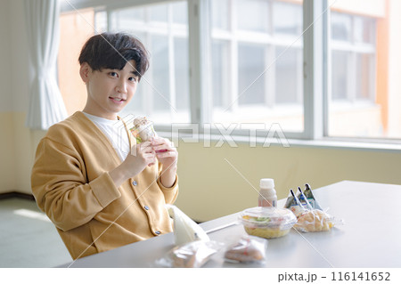 サラダチキンと若い男性 116141652