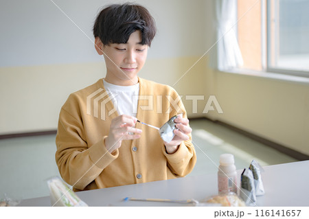 おにぎりと若い男性 おにぎりと若い男性 116141657