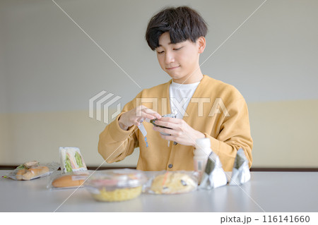 おにぎりと若い男性 116141660