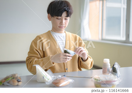 おにぎりと若い男性 おにぎりと若い男性 116141666