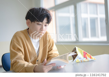 ポテチを食べる男子 ポテチを食べる男子 116141702