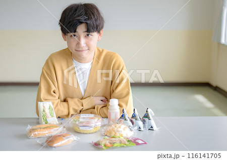 たくさんの食べ物と若い男性 たくさんの食べ物と若い男性 116141705