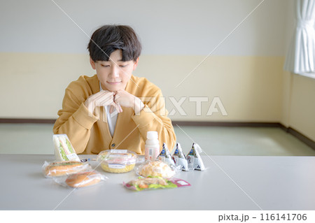 たくさんの食べ物と若い男性 116141706