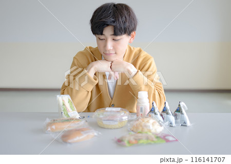 たくさんの食べ物と若い男性 116141707