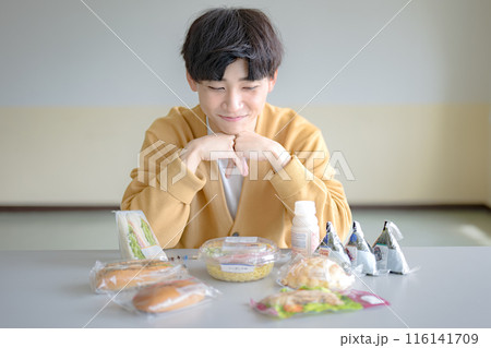 たくさんの食べ物と若い男性 たくさんの食べ物と若い男性 116141709