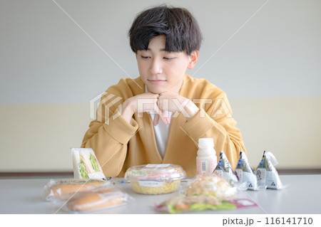 たくさんの食べ物と若い男性 116141710