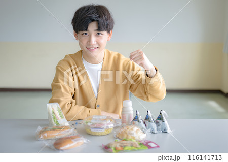 たくさんの食べ物と若い男性 116141713