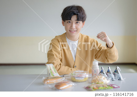 たくさんの食べ物と若い男性 たくさんの食べ物と若い男性 116141716