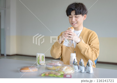 焼きそばパンと若い男性 焼きそばパンと若い男性 116141721