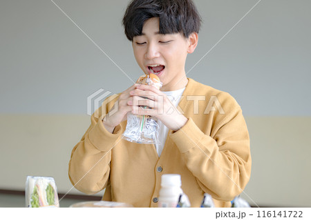 焼きそばパンと若い男性 116141722