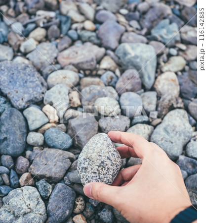 河川の石ころ 116142885