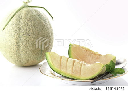 とっても甘い 夕張メロン （白背景） 116143021