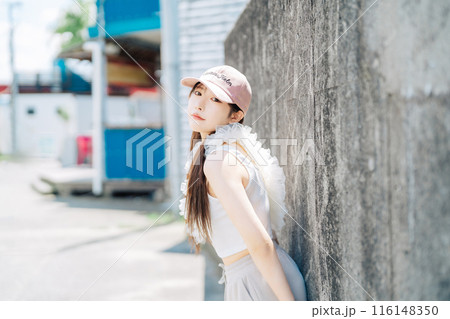 韓国ファッションの若い女の子 116148350