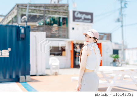 韓国ファッションの若い女の子 116148358