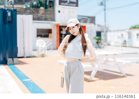 韓国ファッションの若い女の子 116148361