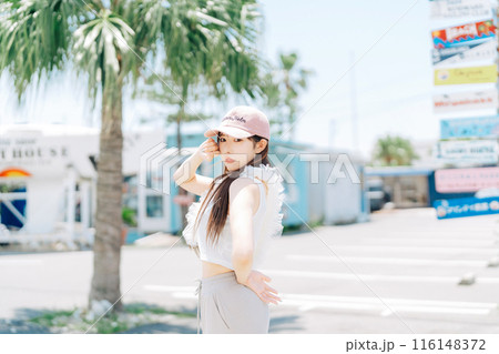 韓国ファッションの若い女の子 116148372