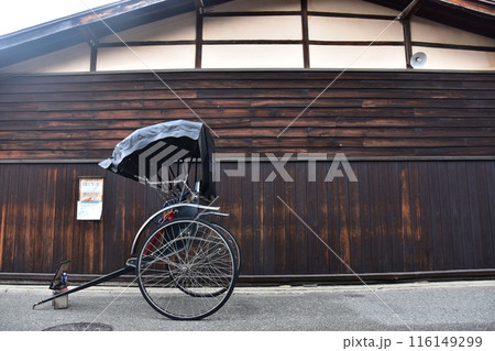 日本の春　岐阜県の高山市　古民家の前に停車する人力車　レトロな車体と日本家屋 116149299