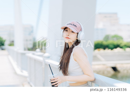 韓国ファッションの若い女の子 116149336