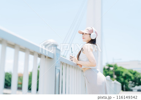 韓国ファッションの若い女の子 116149342