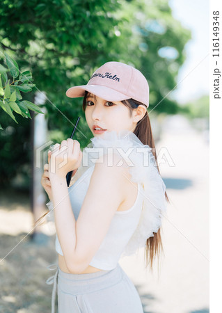 韓国ファッションの若い女の子 116149348