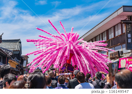 美濃まつり、うだつの上がる町並みを練り歩く花みこし〈岐阜県美濃市〉 美濃まつり、うだつの上がる町並みを練り歩く花みこし〈岐阜県美濃市〉 116149547