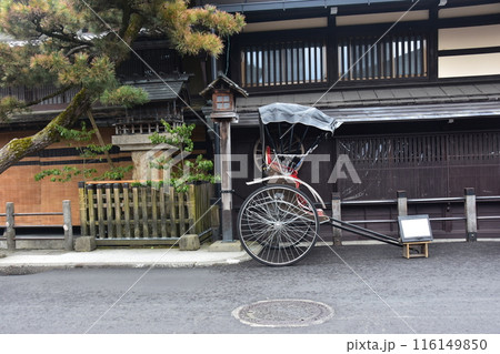 日本の春 岐阜県の高山市 古民家の前に停車する人力車 レトロな車体と日本家屋 道路脇の立派な松の木 日本の春 岐阜県の高山市 古民家の前に停車する人力車 レトロな車体と日本家屋 道路脇の立派な松の木 116149850