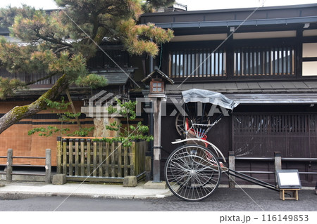 日本の春　岐阜県の高山市　古民家の前に停車する人力車　レトロな車体と日本家屋　道路脇の立派な松の木 116149853