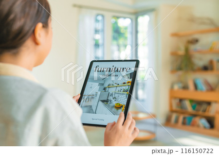 タブレットを操作する女性 タブレットを操作する女性 116150722