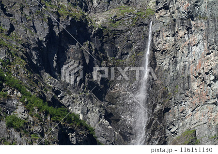 ノルウェーフィヨルドの断崖絶壁の峡谷の滝 116151130