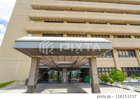 京都府宇治市　宇治市役所庁舎前の玄関 116151157